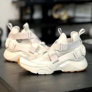 Nike Air Huaraches City Beige Sneakers